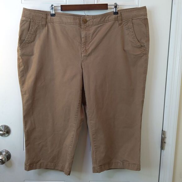 Old Navy Pants - (3/$20) Old Navy low rise stretch khaki tan zip front four pocket crop pants